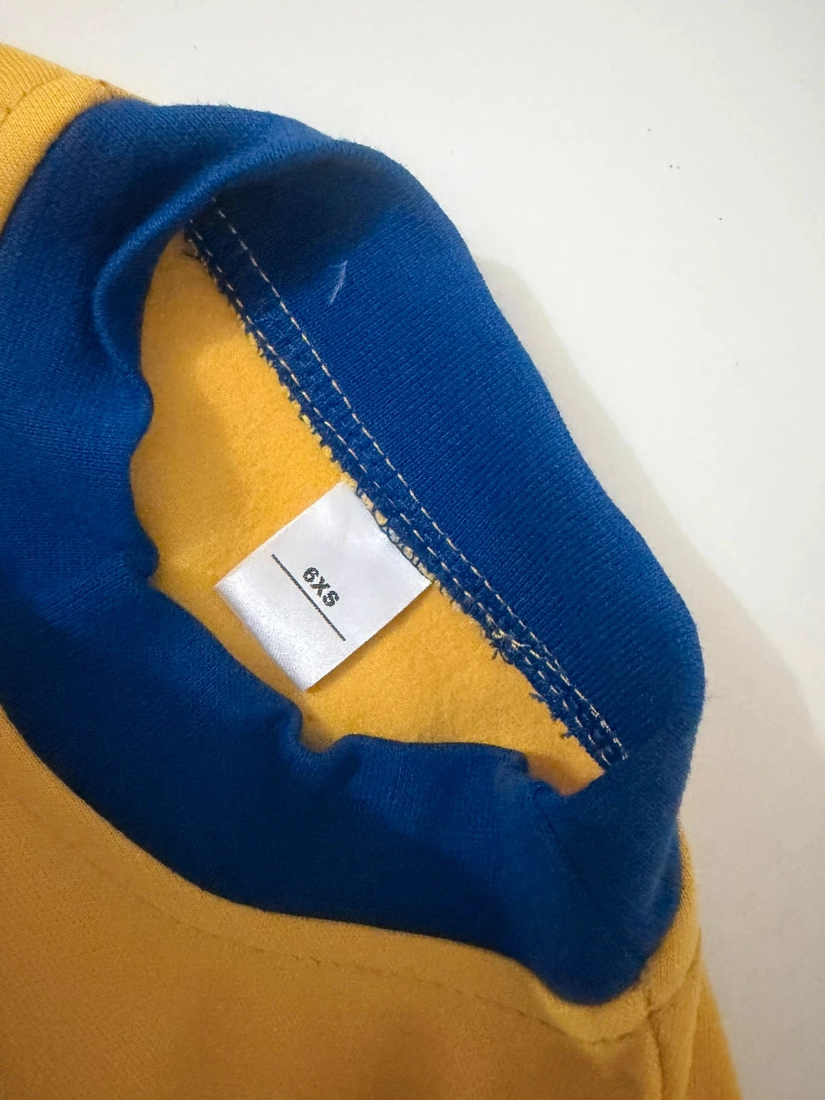 Moletom Bicolore Amarelo e Azul - Tamanho 4/5 anos (6XS) - Visual Esportivo e Dinâmico - Muito Bom Estado – photo 4